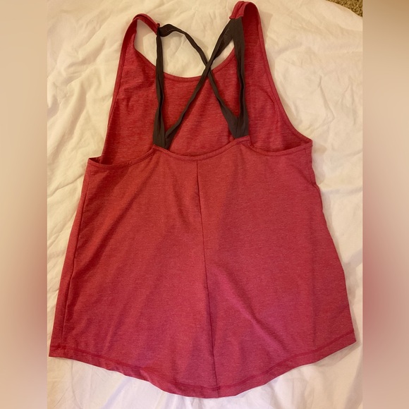 3 Under Armour activewear tank tops - Picture 4 of 8